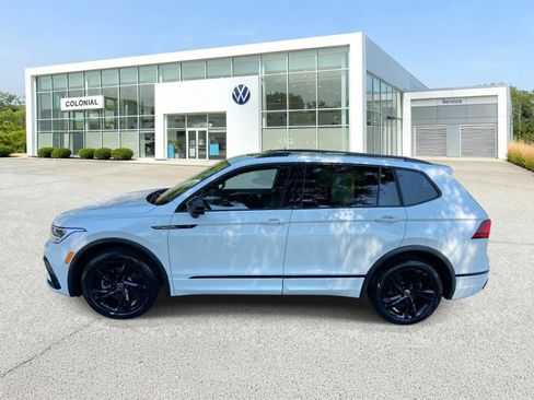 Used 2023 Volkswagen Tiguan SE R-Line AWD/4WD image 2