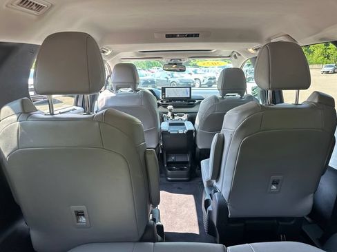 Used 2025 Toyota Sienna XLE w/ XLE Plus Package AWD/4WD image 14