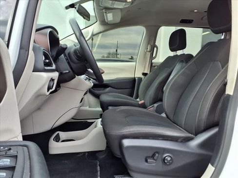 Used 2022 Chrysler Voyager LX image 13