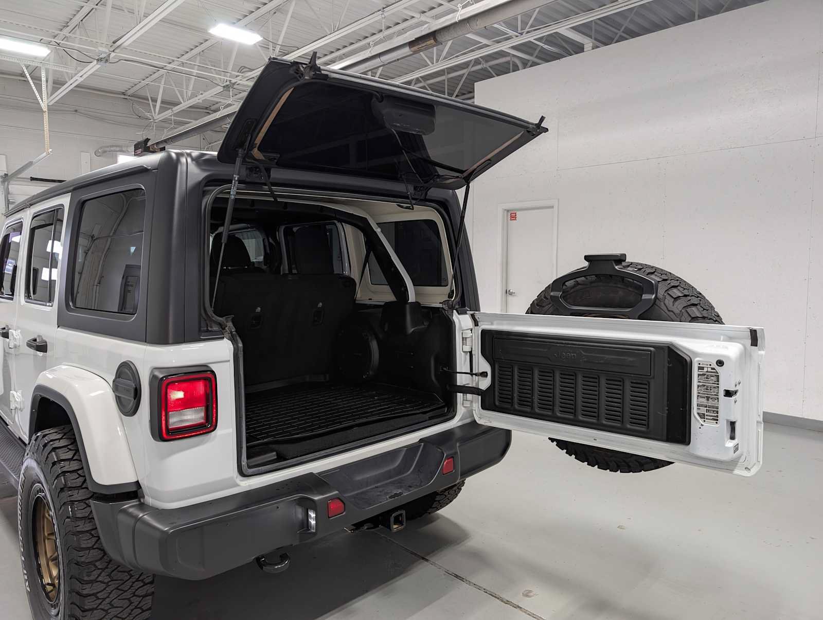 Used 2022 Jeep Wrangler Unlimited Sahara AWD/4WD image 40