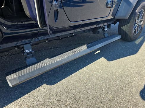 Used 2025 Jeep Wrangler Sport S image 20