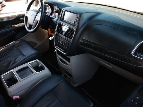 Used 2015 Chrysler Town & Country Touring FWD image 18