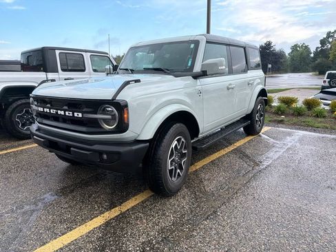 Used 2024 Ford Bronco Outer Banks AWD/4WD image 2