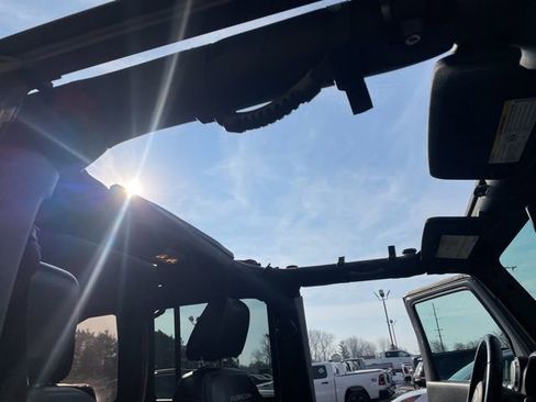 Used 2016 Jeep Wrangler Unlimited Rubicon image 33