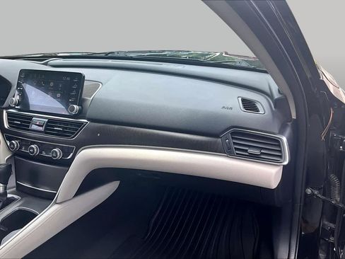 Used 2018 Honda Accord Touring image 19