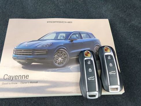 Used 2025 Porsche Cayenne w/ Premium Package image 62