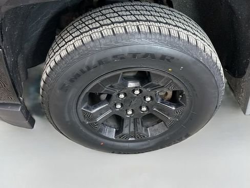 Used 2018 Chevrolet Silverado 1500 LT w/ Midnight Edition image 30