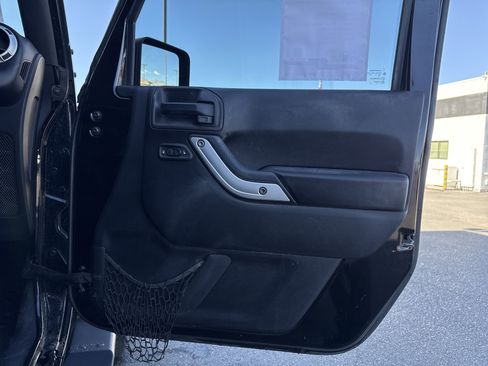 Used 2018 Jeep Wrangler Unlimited Sahara w/ Connectivity Group image 36