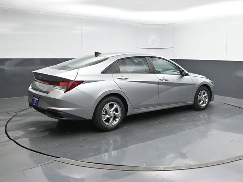 Used 2021 Hyundai Elantra SE FWD image 5