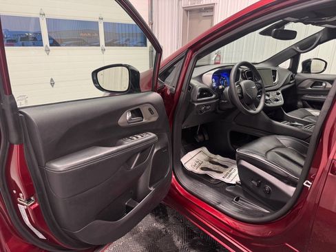 Used 2023 Chrysler Pacifica Limited w/ Uconnect Theater Family Group image 11
