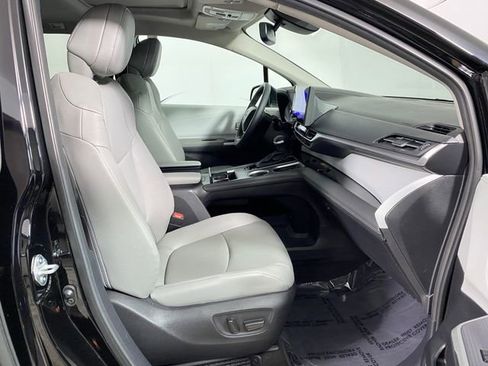 Used 2025 Toyota Sienna XLE image 9