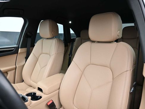 Certified 2025 Porsche Macan AWD/4WD image 5