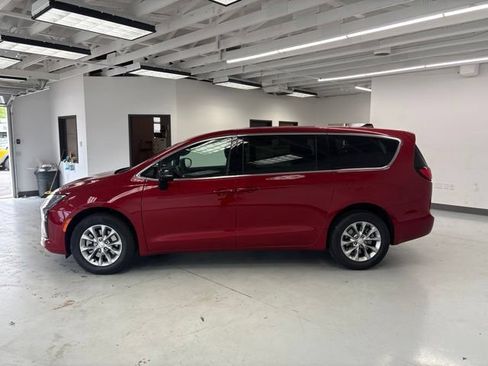 New 2027 Chrysler Pacifica Select AWD/4WD image 4