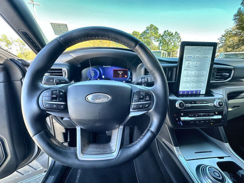 Used 2020 Ford Explorer Platinum w/ Premium Technology Package image 11