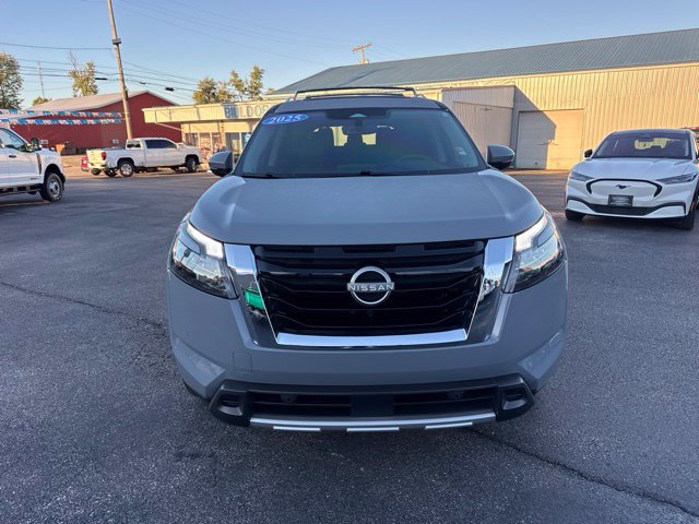 Used 2025 Nissan Pathfinder Platinum w/ Cargo Package AWD/4WD image 4
