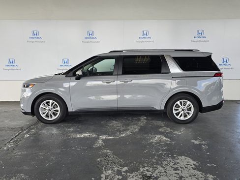 Used 2024 Kia Carnival LX image 3