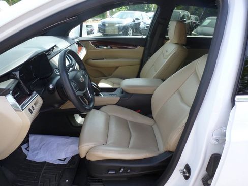 Used 2017 Cadillac XT5 Luxury w/ Driver Awareness Package AWD/4WD image 21