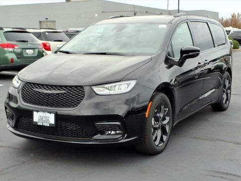 New 2026 Chrysler Pacifica Limited w/ S Appearance Package image 2