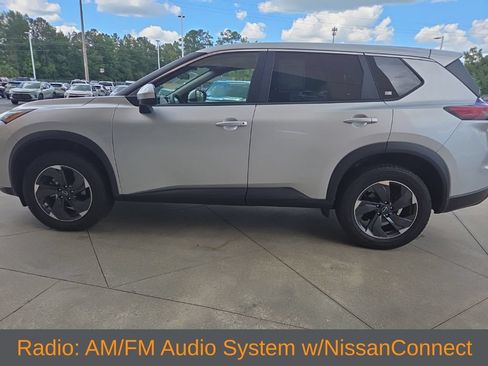 Used 2024 Nissan Pathfinder SV FWD image 3