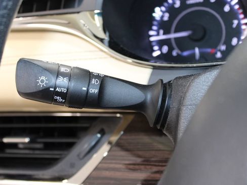 Used 2014 Toyota Avalon Limited FWD image 22