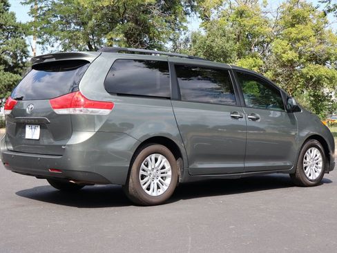 Used 2012 Toyota Sienna XLE image 5