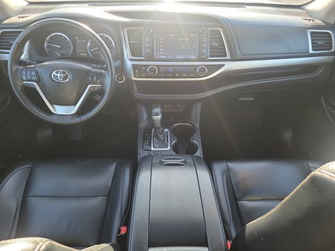 Used 2019 Toyota Highlander XLE image 17