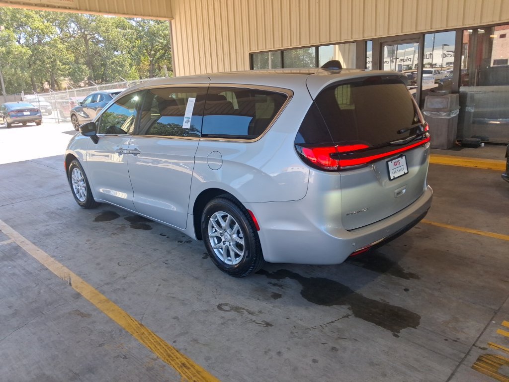 Used 2026 Chrysler Pacifica Select FWD image 8