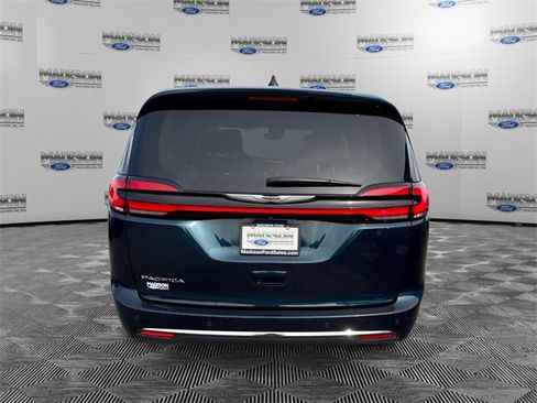 Used 2023 Chrysler Pacifica Touring-L image 4