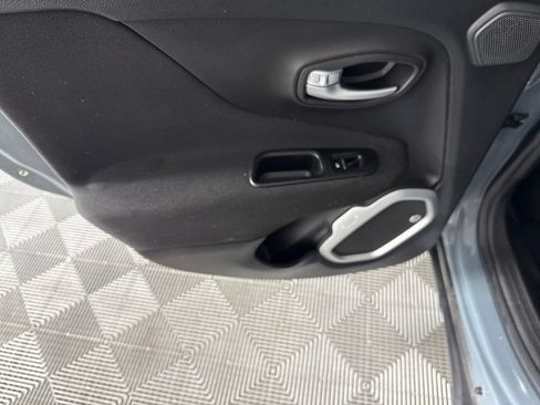Used 2019 Jeep Renegade Latitude w/ Safety and Security Group FWD image 23