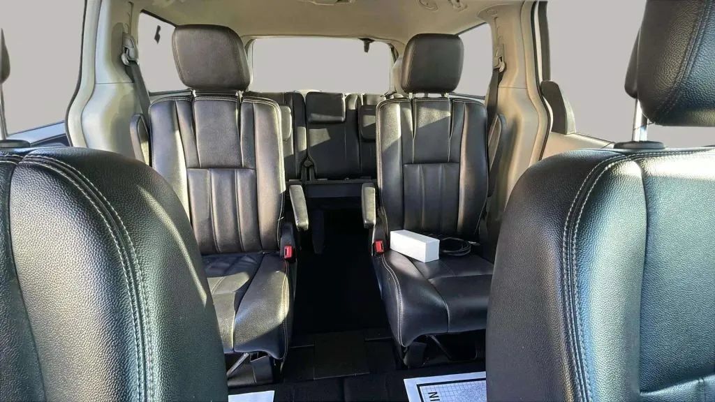Used 2014 Chrysler Town & Country Touring FWD image 16
