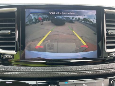 Used 2024 Chrysler Pacifica Select image 33