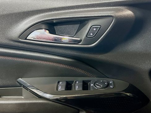 Used 2025 Chevrolet Trax RS FWD image 13