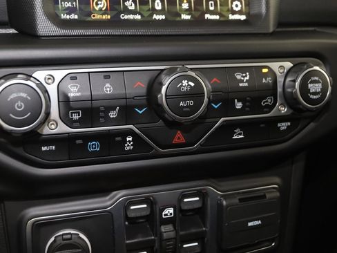 Used 2022 Jeep Wrangler Unlimited Sahara w/ Cold Weather Group image 30