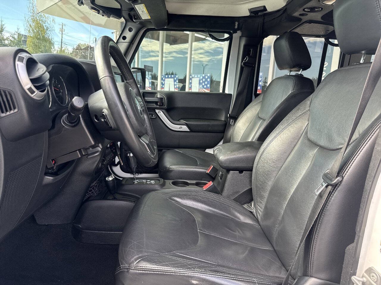 Used 2016 Jeep Wrangler Unlimited Sahara w/ Connectivity Group AWD/4WD image 28