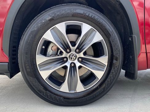 Used 2022 Toyota Highlander XLE AWD/4WD image 10