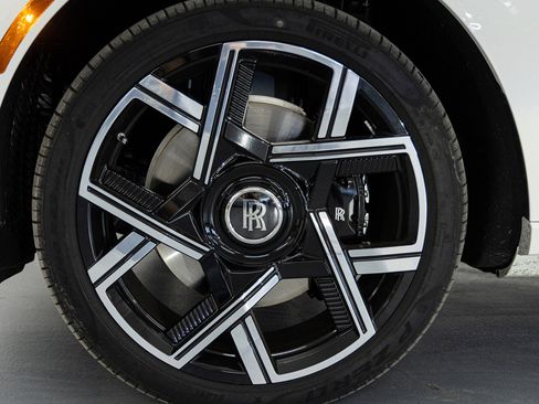 New 2026 Rolls-Royce Cullinan Black Badge image 14