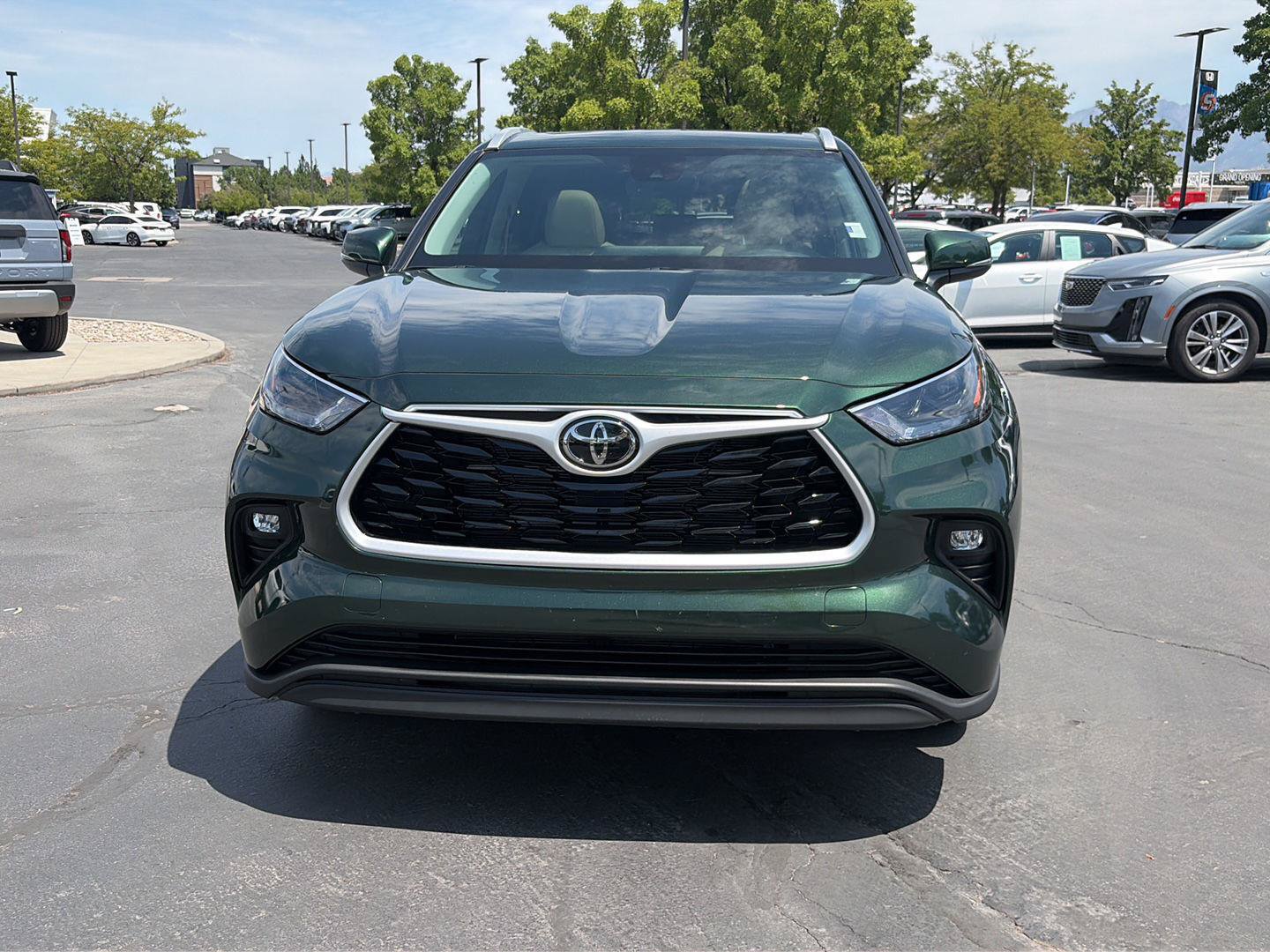 Used 2025 Toyota Highlander XLE AWD/4WD image 2