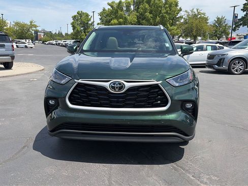 Used 2025 Toyota Highlander XLE AWD/4WD image 2