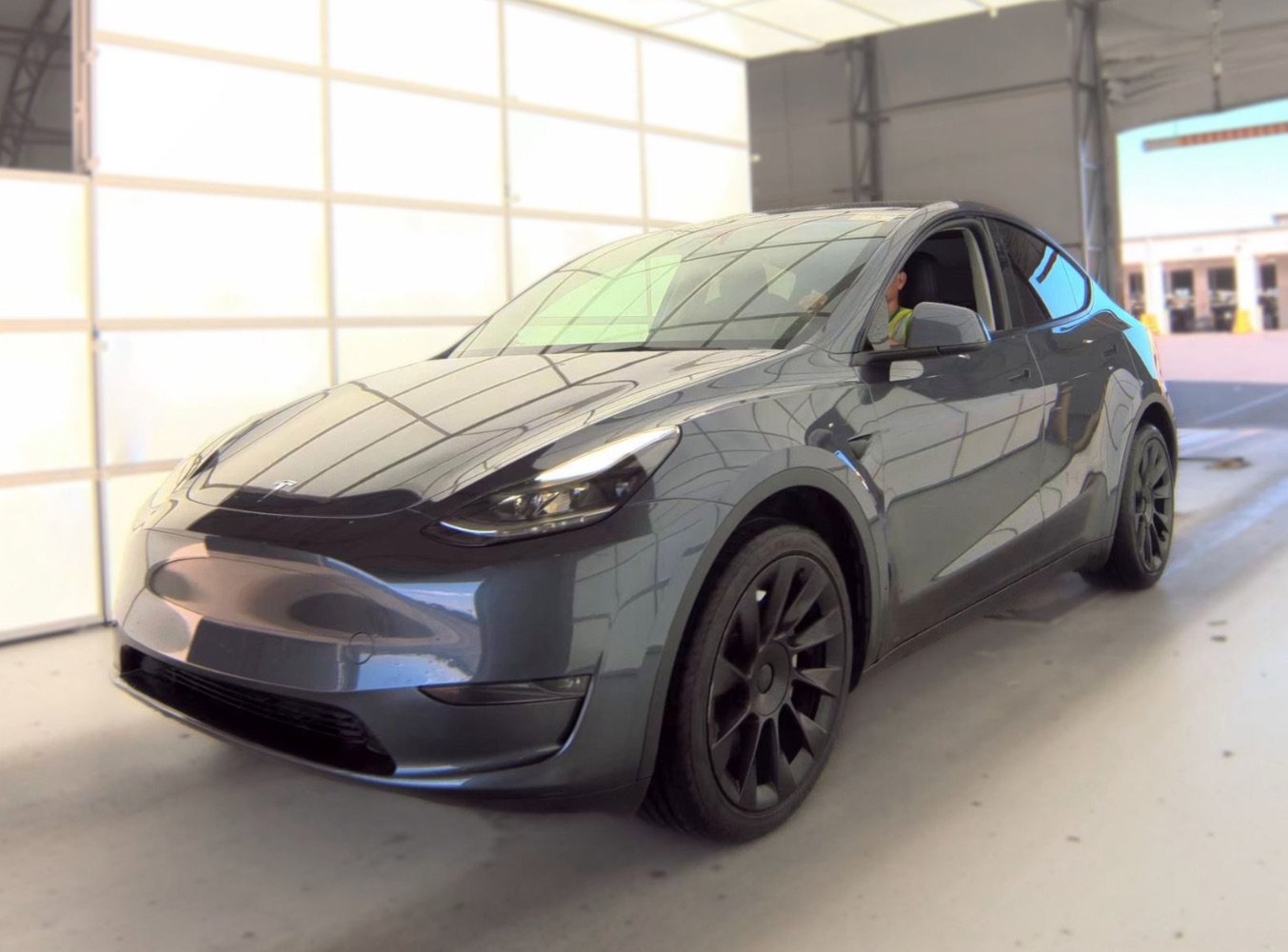 Used 2023 Tesla Model Y Long Range AWD/4WD image 1