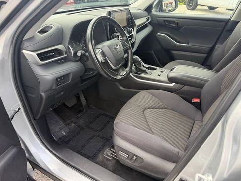 Used 2024 Toyota Highlander LE FWD image 11