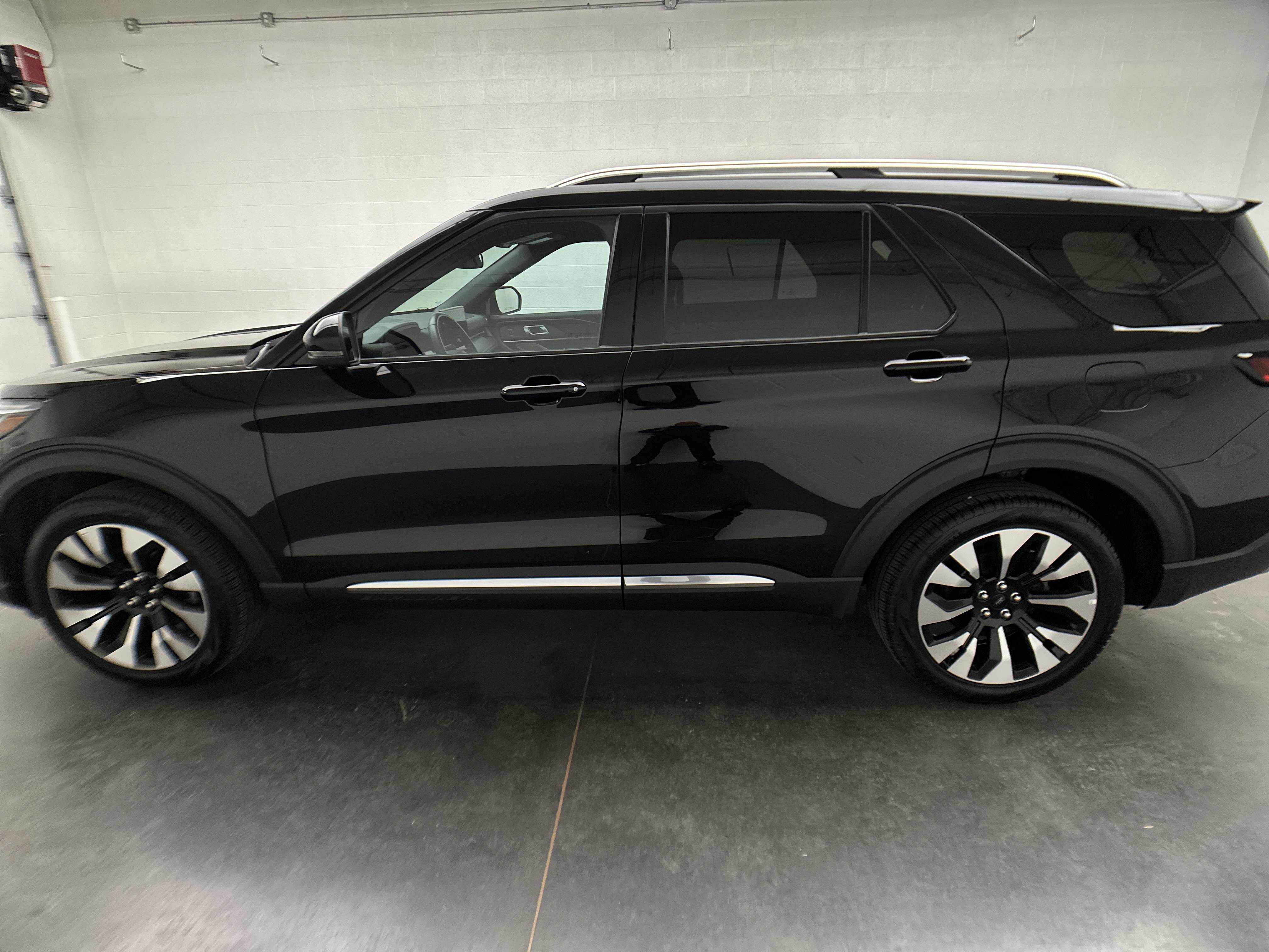 Used 2025 Ford Explorer Platinum w/ LUX Leather Package AWD/4WD image 6
