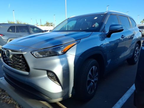 Used 2024 Toyota Highlander XLE FWD image 2