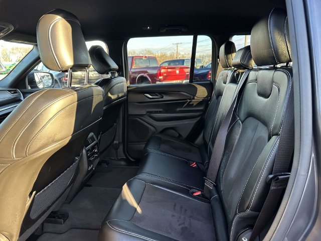 Used 2023 Jeep Grand Cherokee Altitude AWD/4WD image 7
