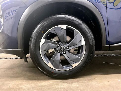 Used 2024 Nissan Rogue SV image 7