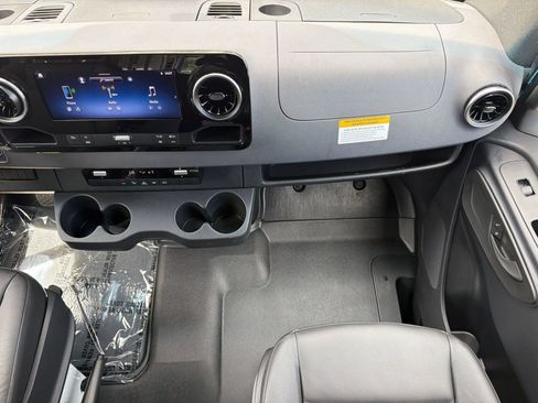Used 2025 Mercedes-Benz Sprinter 2500 image 28