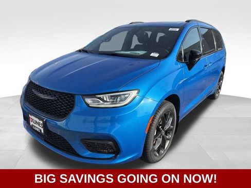 New 2026 Chrysler Pacifica Limited w/ S Appearance Package image 8