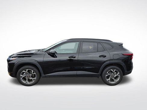 Used 2025 Chevrolet Trax LT w/ LT Convenience Package image 8