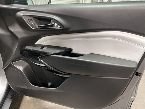 Used 2025 Chevrolet Trax LT w/ LT Convenience Package image 10