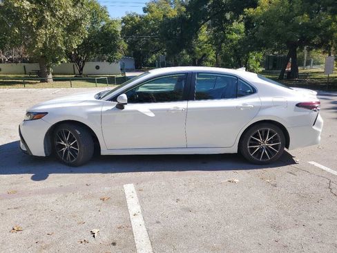 Used 2021 Toyota Camry SE image 3