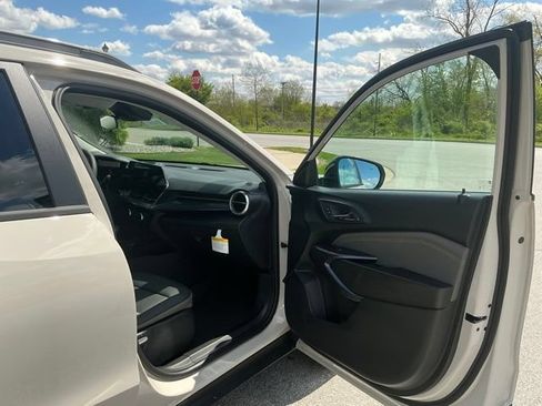New 2026 Chevrolet Trax ACTIV w/ Sunroof Package FWD image 17